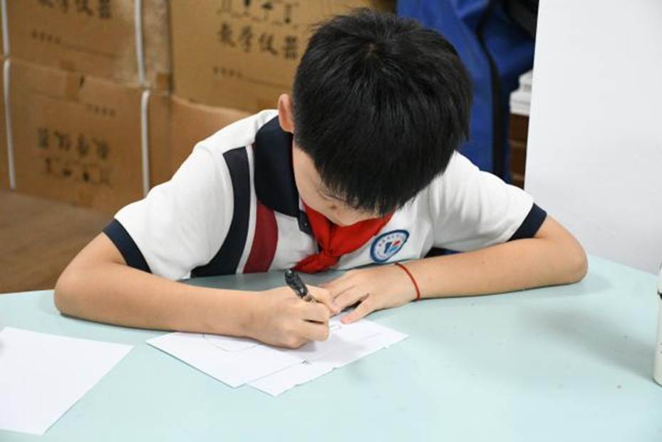 同学们进行淀粉检测与水果电池实验2