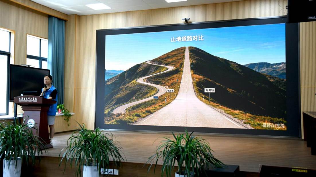 志愿者讲解“出行”板块知识