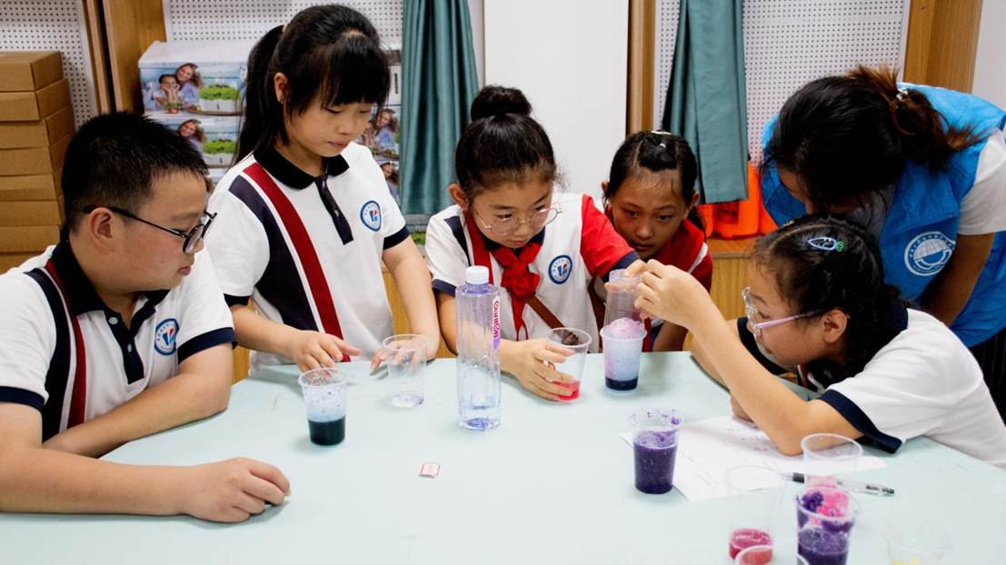 同学们进行酸碱指示实验