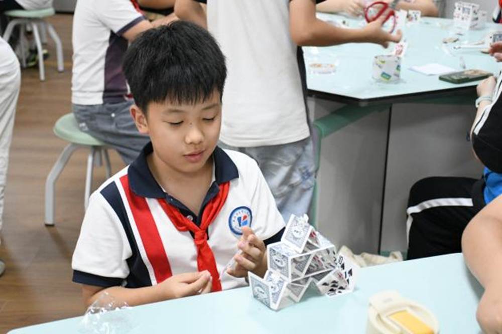 同学们进行搭高实验1