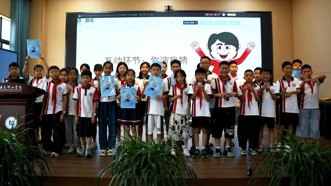 同学们进行“你演我猜”游戏互动1