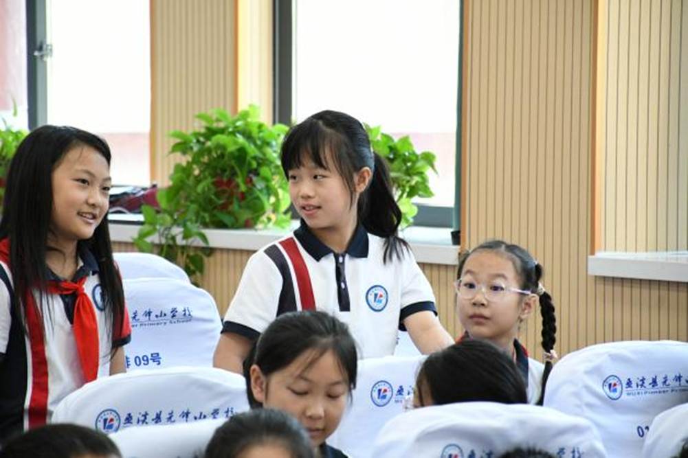 志愿者讲解住宅板块内容2
