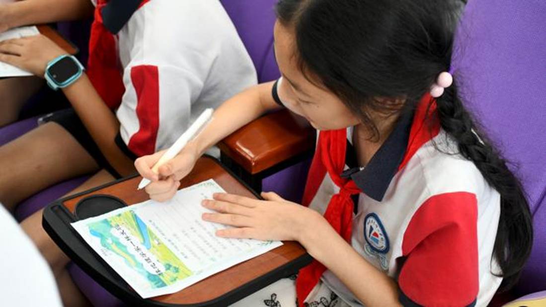 志愿者引导同学们进行学习回顾4