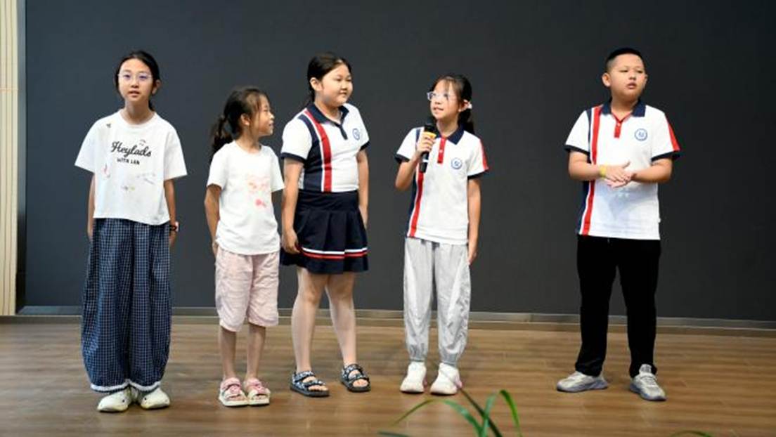 同学们进行“你演我猜”游戏互动3