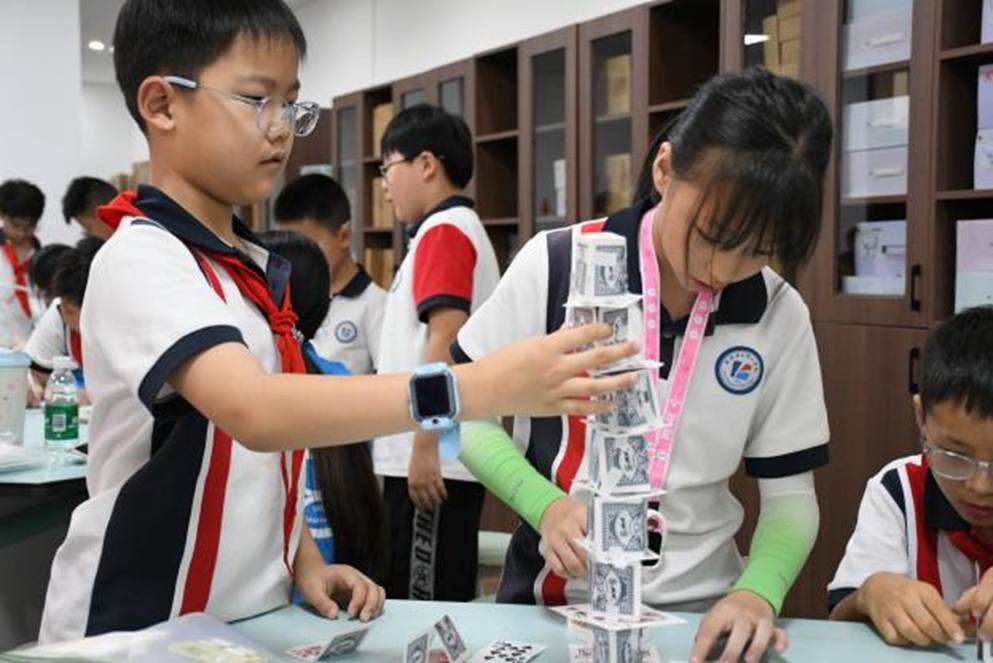 同学们进行搭高实验2