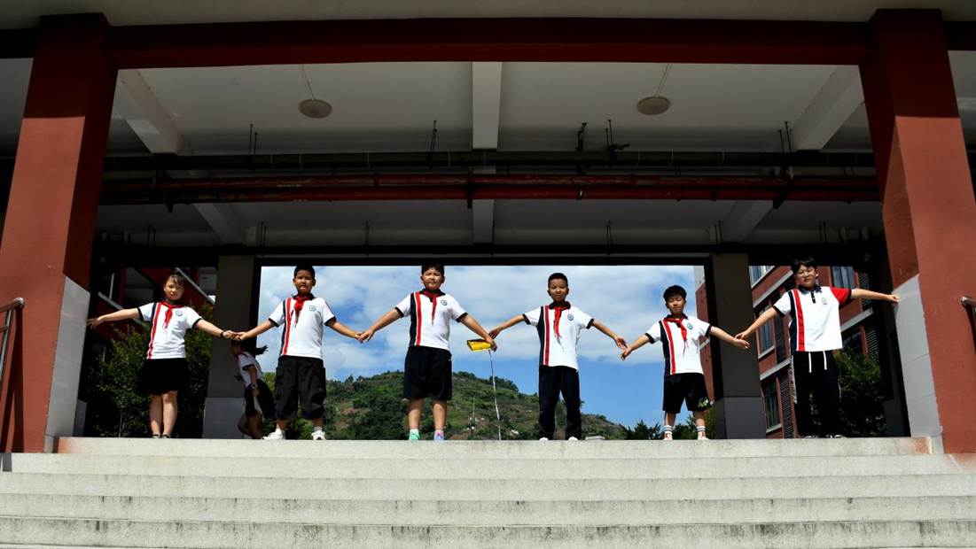同学们进行地图测量